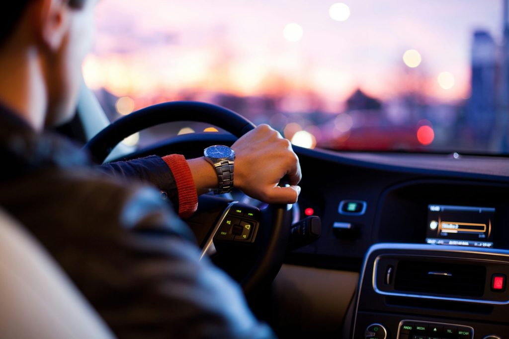 Un homme conduisant une voiture avec une montre au poignet